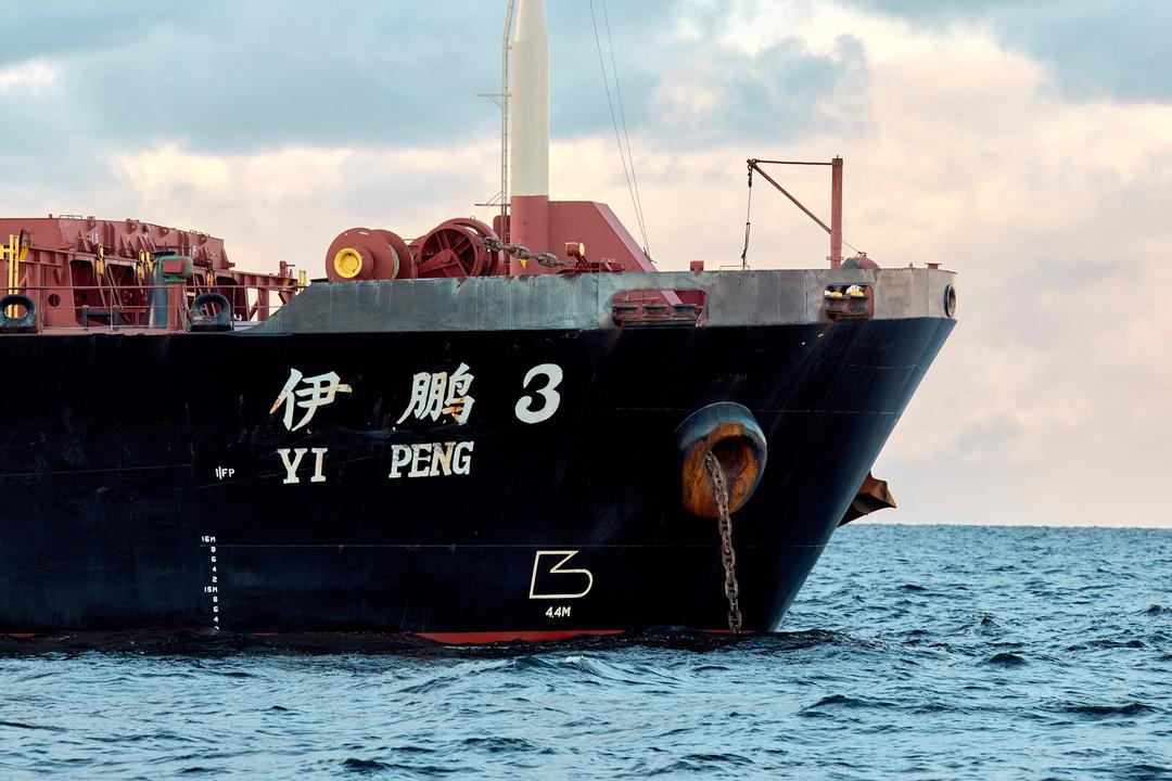 20.11.2024, Dänemark, Grenaa: Das chinesische Schiff, der Massengutfrachter "Yi Peng 3", liegt im Kattegat nahe der Stadt Granaa vor Anker. 