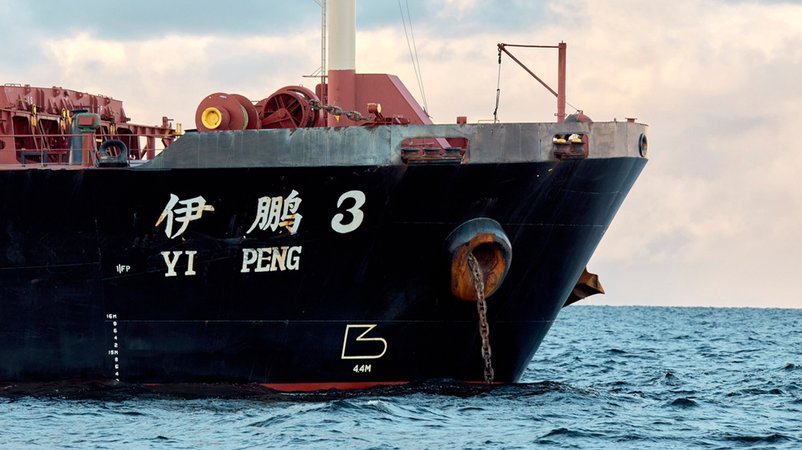 20.11.2024, Dänemark, Grenaa: Das chinesische Schiff, der Massengutfrachter "Yi Peng 3", liegt im Kattegat nahe der Stadt Granaa vor Anker. | Bild: dpa-Bildfunk/Mikkel Berg Pedersen 20.11.2024, Dänemark, Grenaa: Das chinesische Schiff, der Massengutfrachter "Yi Peng 3", liegt im Kattegat nahe der Stadt Granaa vor Anker.