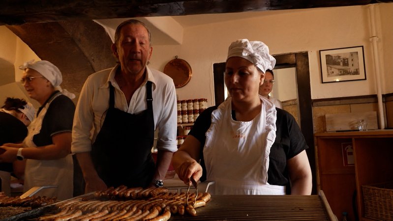 Würste werden in der Regensburger Wurstkuchl gebraten | Bild: BR Würste werden in der Regensburger Wurstkuchl gebraten