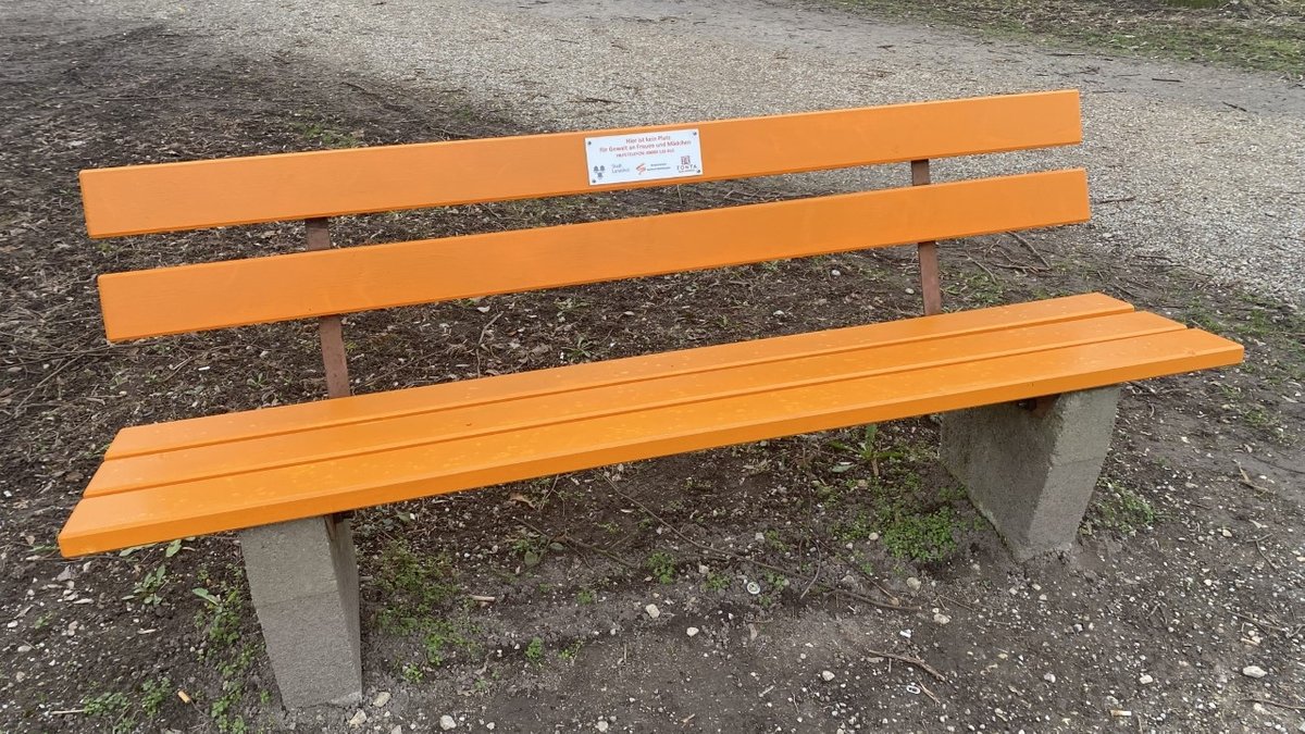 Orange Parkbänke in Landshut als Symbol gegen Gewalt an Frauen