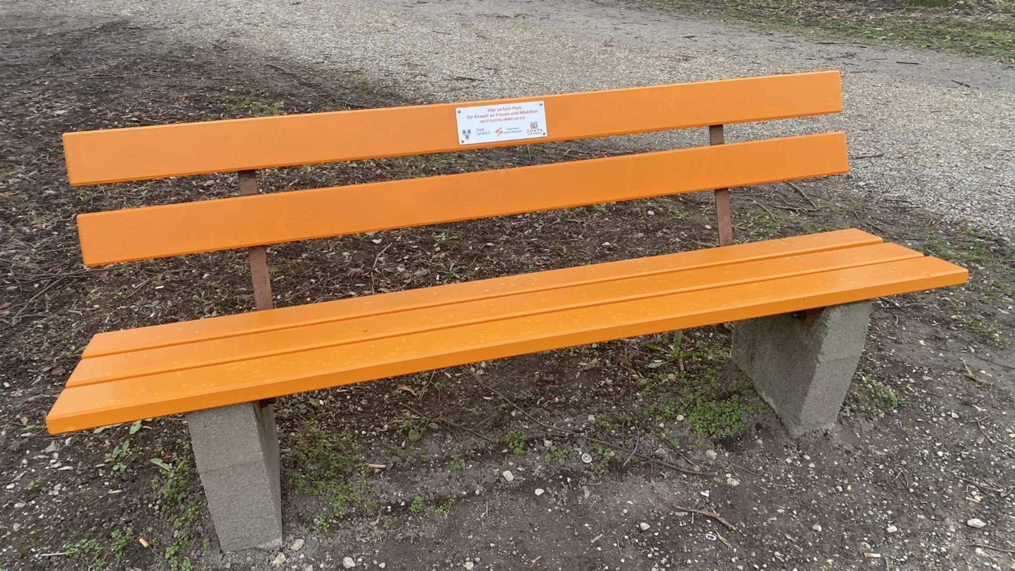 Orange Parkbänke in Landshut als Symbol gegen Gewalt an Frauen