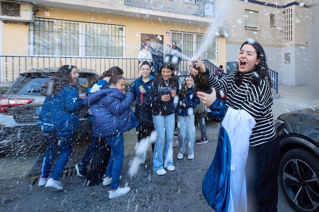 dpatopbilder - 22.12.2024, Spanien, Madrid: Die Gewinner des ersten Preises der Sonderziehung der Weihnachtslotterie 2024 mit der Nummer 72.480 feiern ihr Glück im Centro Deportivo Municipal San Blas am 22. Dezember 2024 in Madrid (Spanien). Die diesjährige Lotterie "El Gordo" wurde vollständig in der Verwaltung von Muro del Carmen in Logroño verkauft, die meisten Lose mit den Gewinnzahlen wurden jedoch im Club Deportivo Distrito Olímpico in San Blas-Canillejas (Madrid) verkauft. Der Staat schüttet heute insgesamt 2.702 Millionen Euro an Gewinnen aus, das sind 112 Millionen mehr als im letzten Jahr. Foto: Jesús Hellín/EUROPA PRESS/dpa +++ dpa-Bildfunk +++