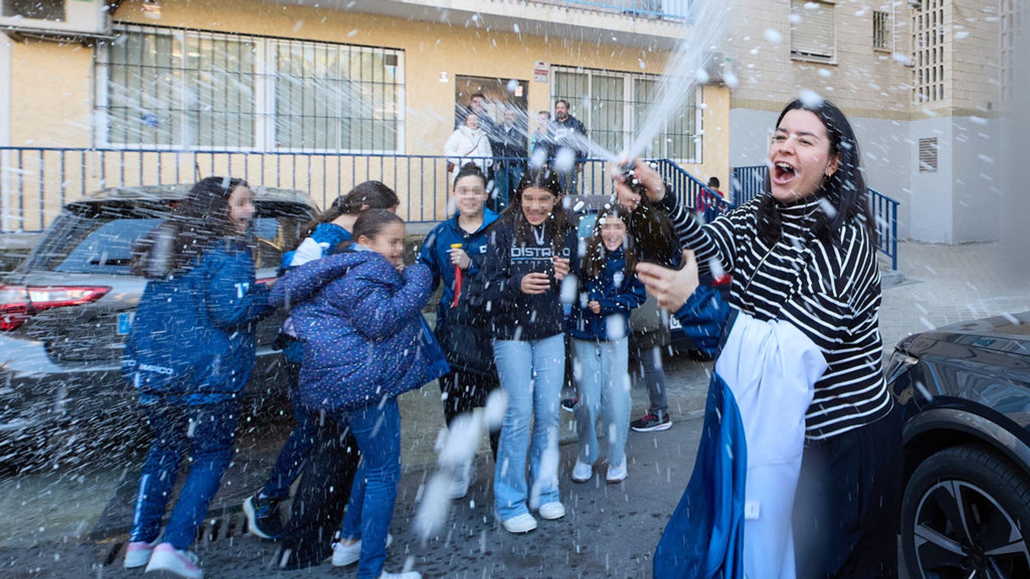 dpatopbilder - 22.12.2024, Spanien, Madrid: Die Gewinner des ersten Preises der Sonderziehung der Weihnachtslotterie 2024 mit der Nummer 72.480 feiern ihr Glück im Centro Deportivo Municipal San Blas am 22. Dezember 2024 in Madrid (Spanien). Die diesjährige Lotterie "El Gordo" wurde vollständig in der Verwaltung von Muro del Carmen in Logroño verkauft, die meisten Lose mit den Gewinnzahlen wurden jedoch im Club Deportivo Distrito Olímpico in San Blas-Canillejas (Madrid) verkauft. Der Staat schüttet heute insgesamt 2.702 Millionen Euro an Gewinnen aus, das sind 112 Millionen mehr als im letzten Jahr. Foto: Jesús Hellín/EUROPA PRESS/dpa +++ dpa-Bildfunk +++