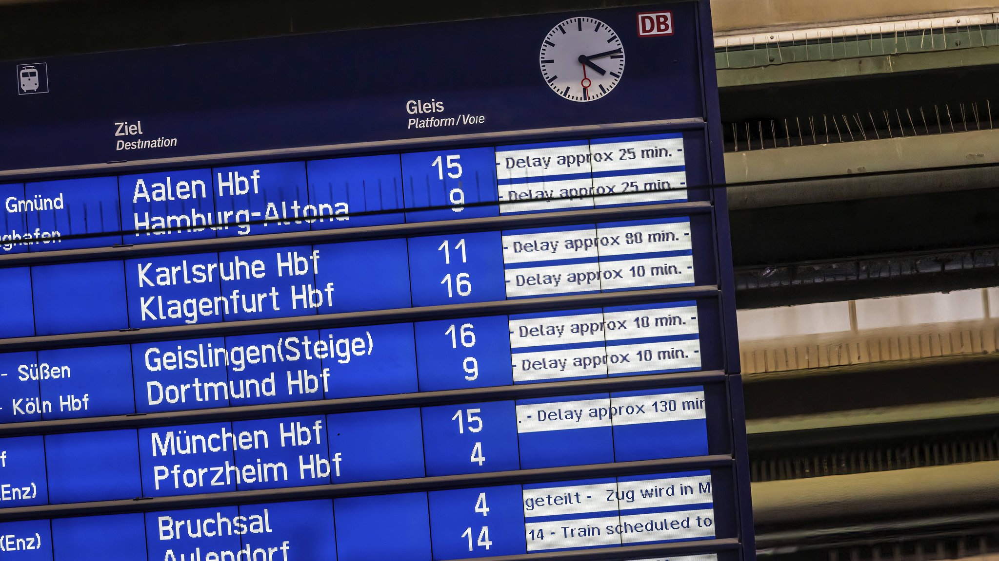 ARCHIV (26.06.2026): Fußball-EM in Deutschland, und die Bahn hat ein Problem mit der Zuverlässigkeit. Zahlreiche Zugverbindungen sind verspätet, andere fallen aus. Anzeigentafel am Hauptbahnhof Stuttgart, Baden-Württemberg | Bild: picture alliance / imageBROKER | Arnulf Hettrich ARCHIV (26.06.2026): Fußball-EM in Deutschland, und die Bahn hat ein Problem mit der Zuverlässigkeit. Zahlreiche Zugverbindungen sind verspätet, andere fallen aus. Anzeigentafel am Hauptbahnhof Stuttgart, Baden-Württemberg