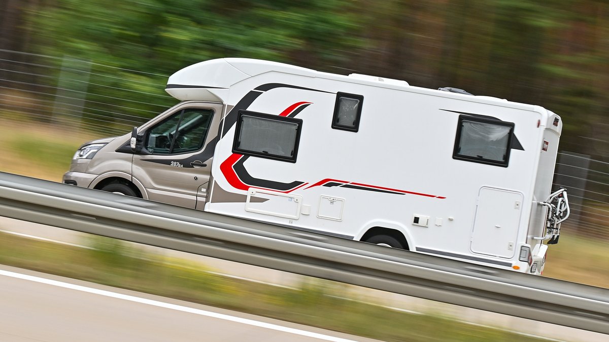 Ein Wohnmobil auf der Autobahn