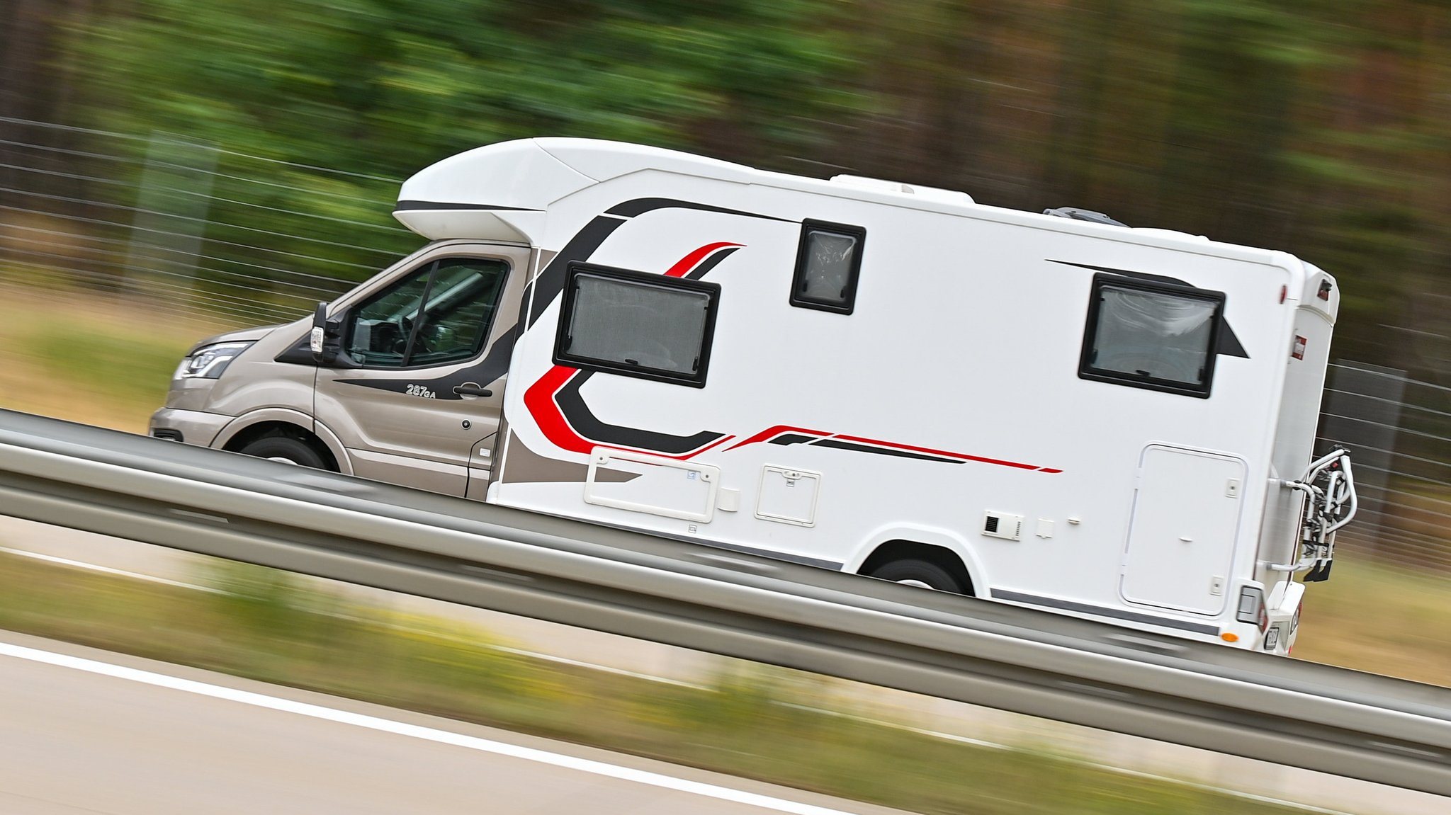 Ein Wohnmobil auf der Autobahn