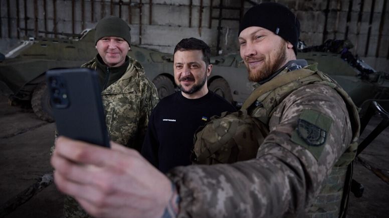 Ein Soldat in Kampfmontur macht ein Selfie mit dem ukrainischen Präsidenten | Bild:Picture Alliance