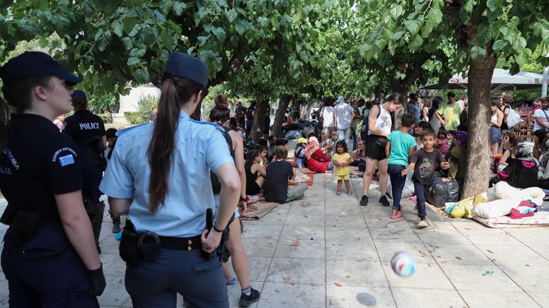 Momentaufnahme aus Athen: Flüchtlinge, die auf sich gestellt auf dem Viktoria-Platz campieren. | Bild:picture alliance/ANE