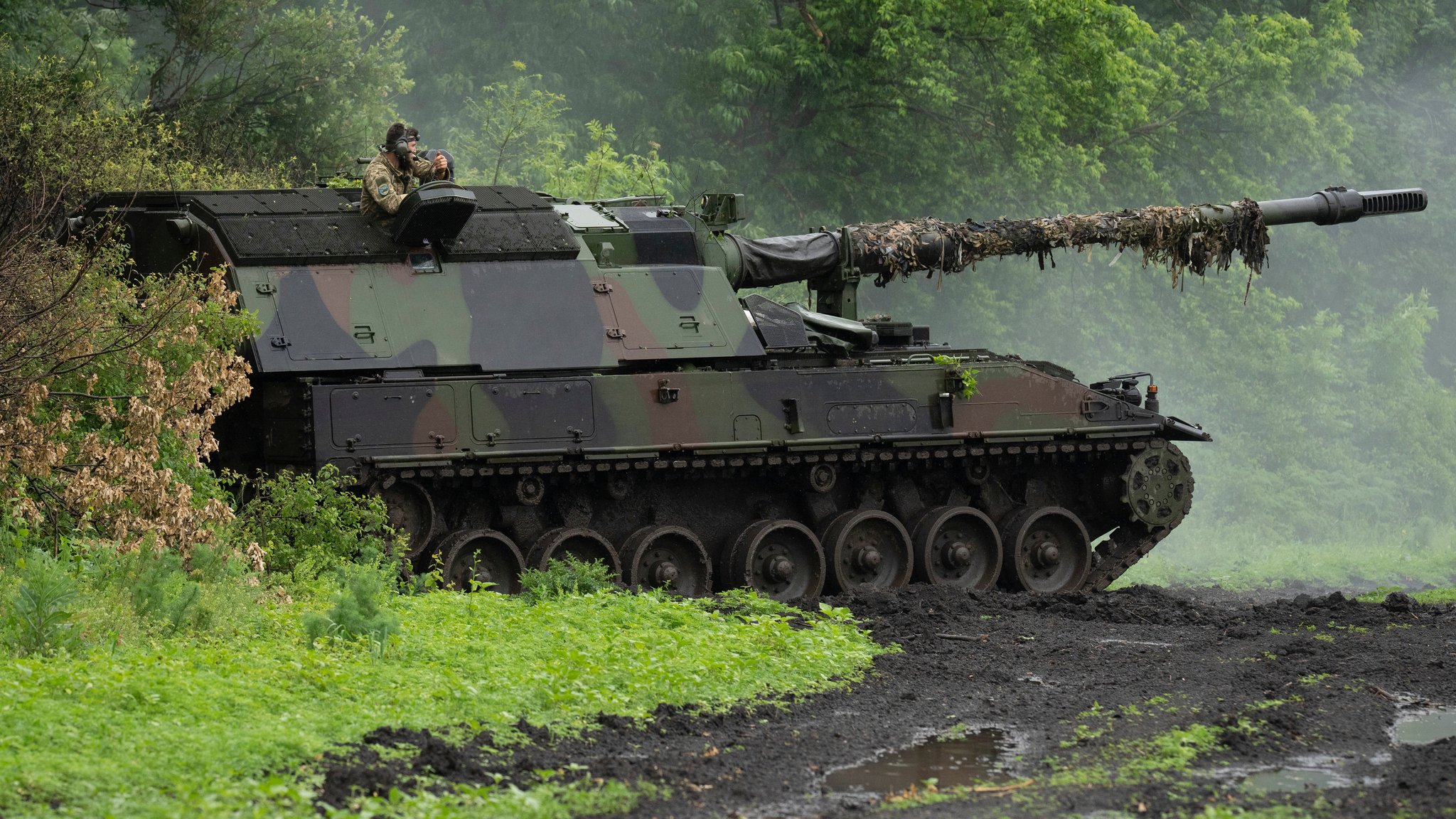 Eine deutsche Panzerhaubitze 2000 im Einsatz in der Ukraine