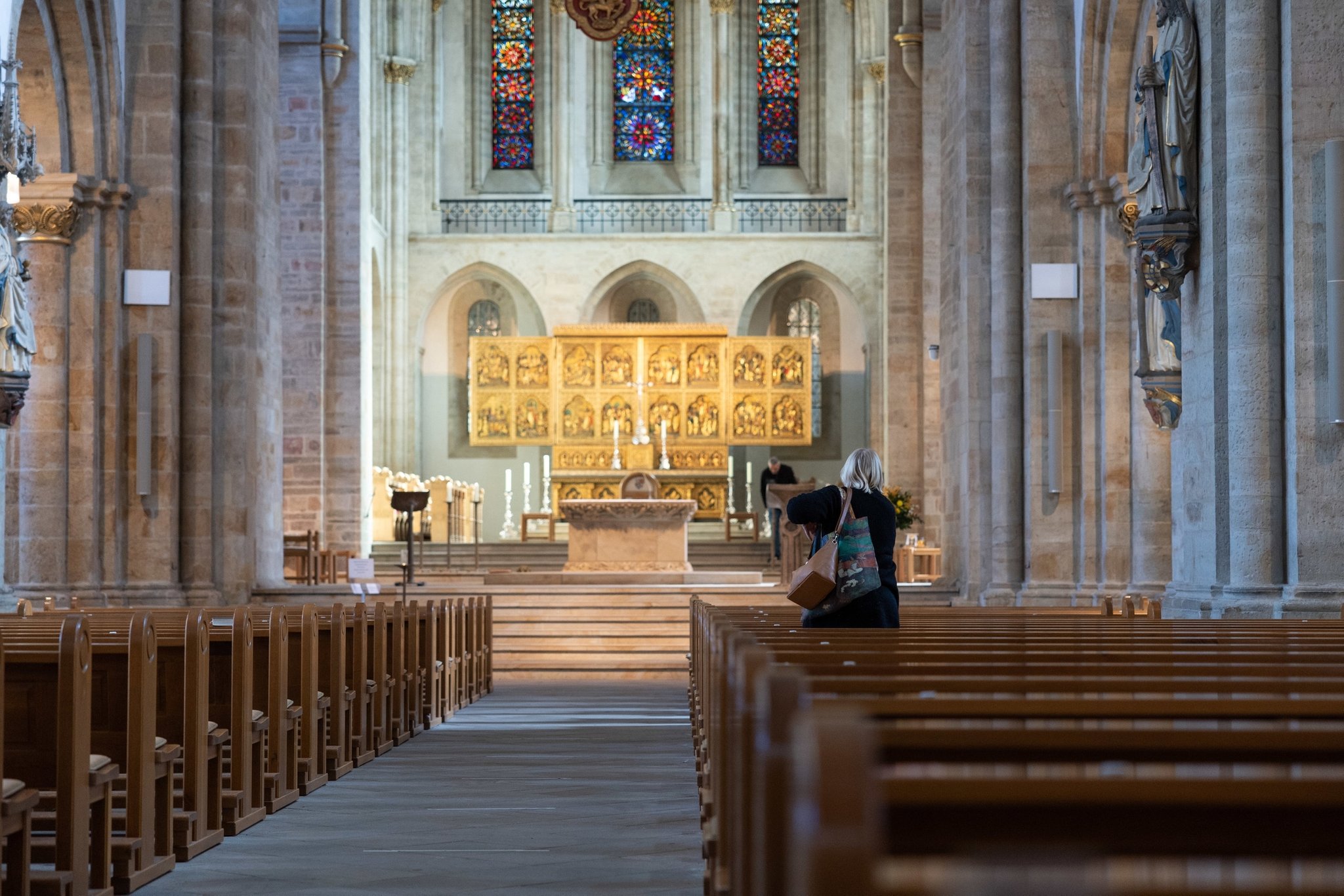 ARCHIV - 22.09.2022, Niedersachsen, Osnabrück: Blick auf einen nahezu leeren Innenraum einer Kirche. Die Zahl der Kirchenaustritte in Deutschland ist auch 2023 hoch geblieben. (Zu dpa "Zahl der Kirchenaustritte weiter hoch") Foto: Friso Gentsch/dpa +++ dpa-Bildfunk +++