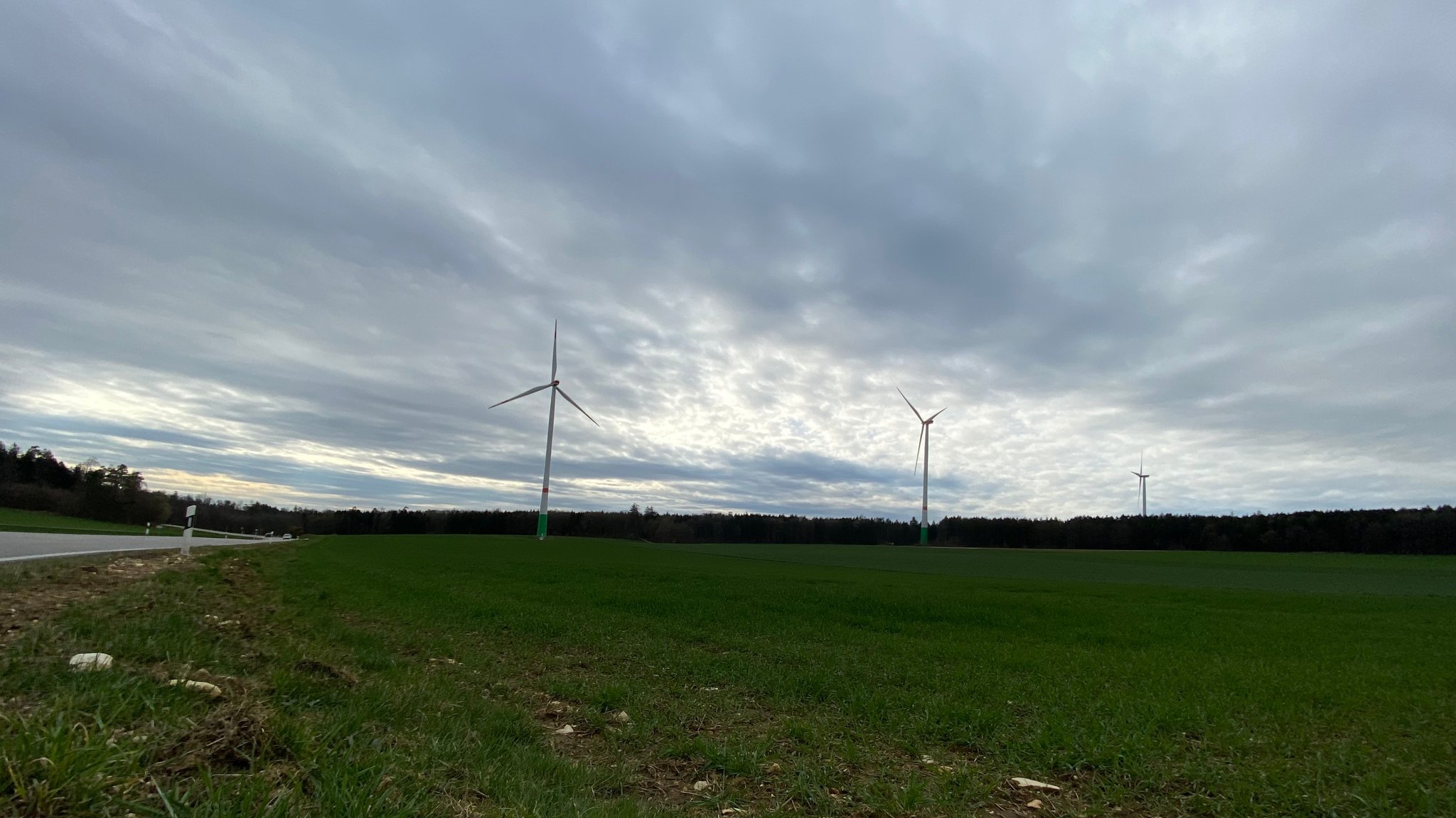 Windräder auf einer freien Fläche.