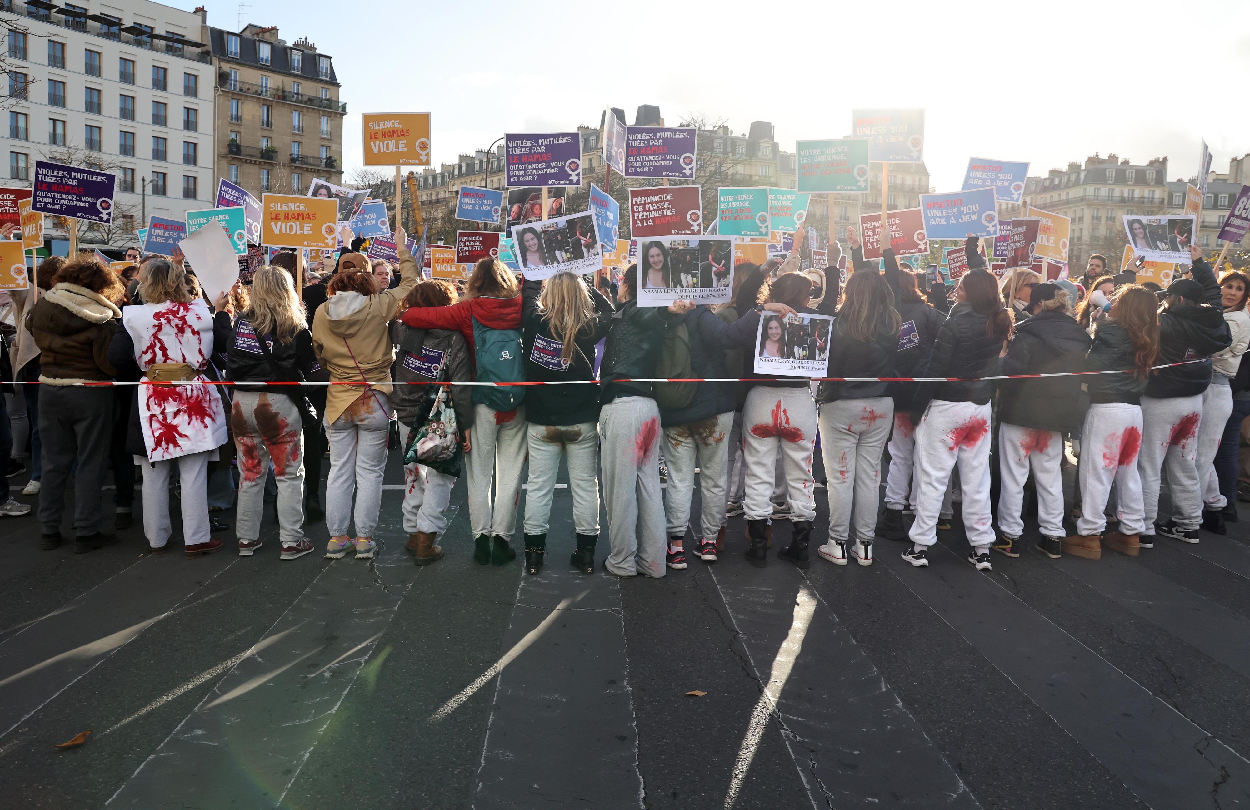 Paris, 25.11.23: Frauen machen bei einer Demonstration auf die Vergewaltigungen durch Hamas-Terroristen in Israel aufmerksam.