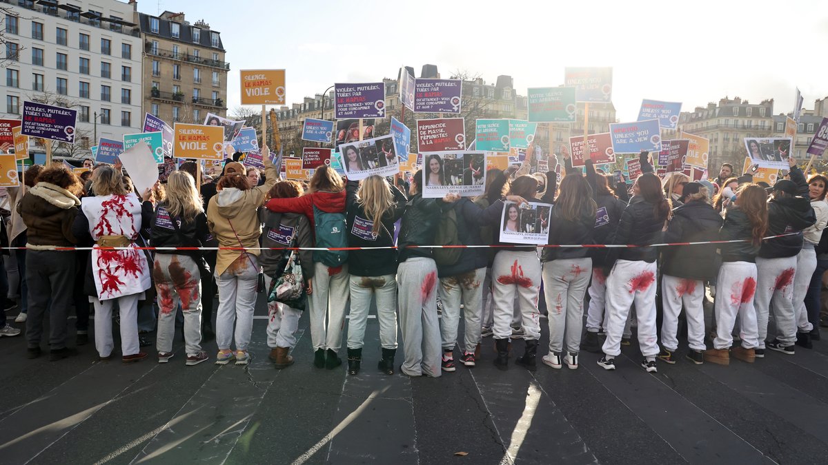 Paris, 25.11.23: Frauen machen bei einer Demonstration auf die Vergewaltigungen durch Hamas-Terroristen in Israel aufmerksam.
