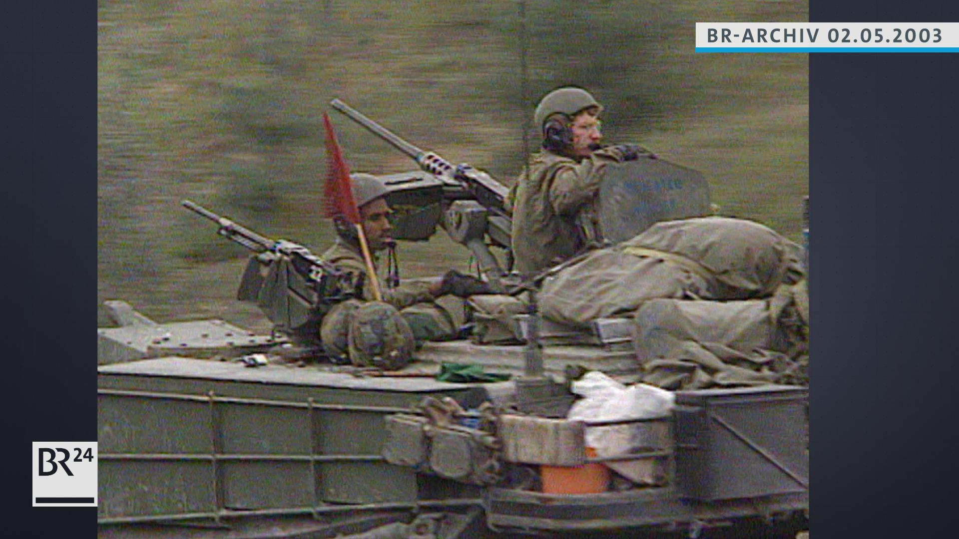 Zwei Soldaten der US-Army schauen aus den Luken eines Panzers 