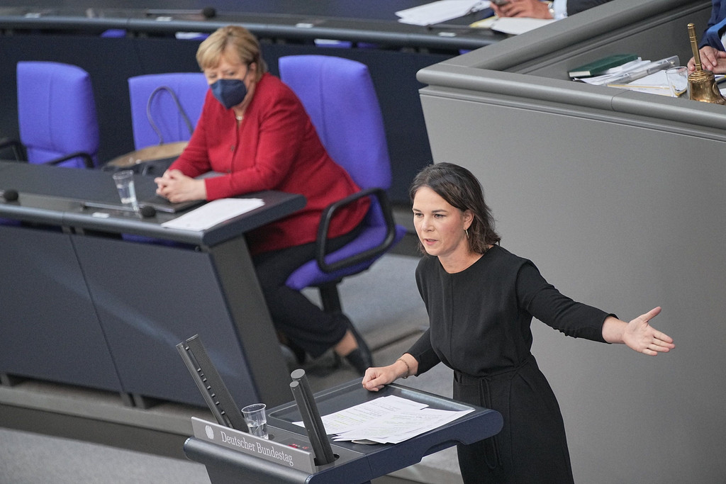 Kanzlerin Merkel hat Fehler bei der Einschätzung der Afghanistan-Lage eingeräumt. Grünen-Kanzlerkandidatin Baerbock übte scharfe Kritik.