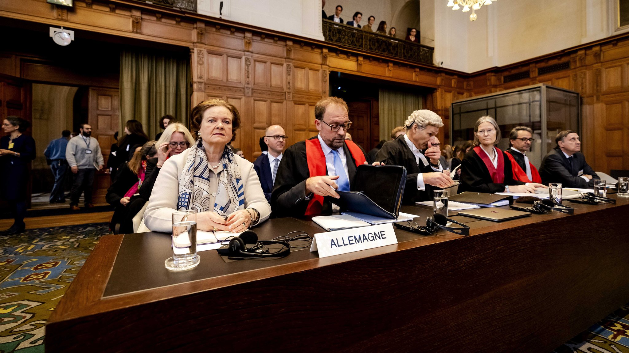 Deutschlands Generaldirektorin für Rechtsangelegenheiten Tania von Uslar-Gleichen (l.) während einer Anhörung vor dem Internationalen Gerichtshof (IGH) 