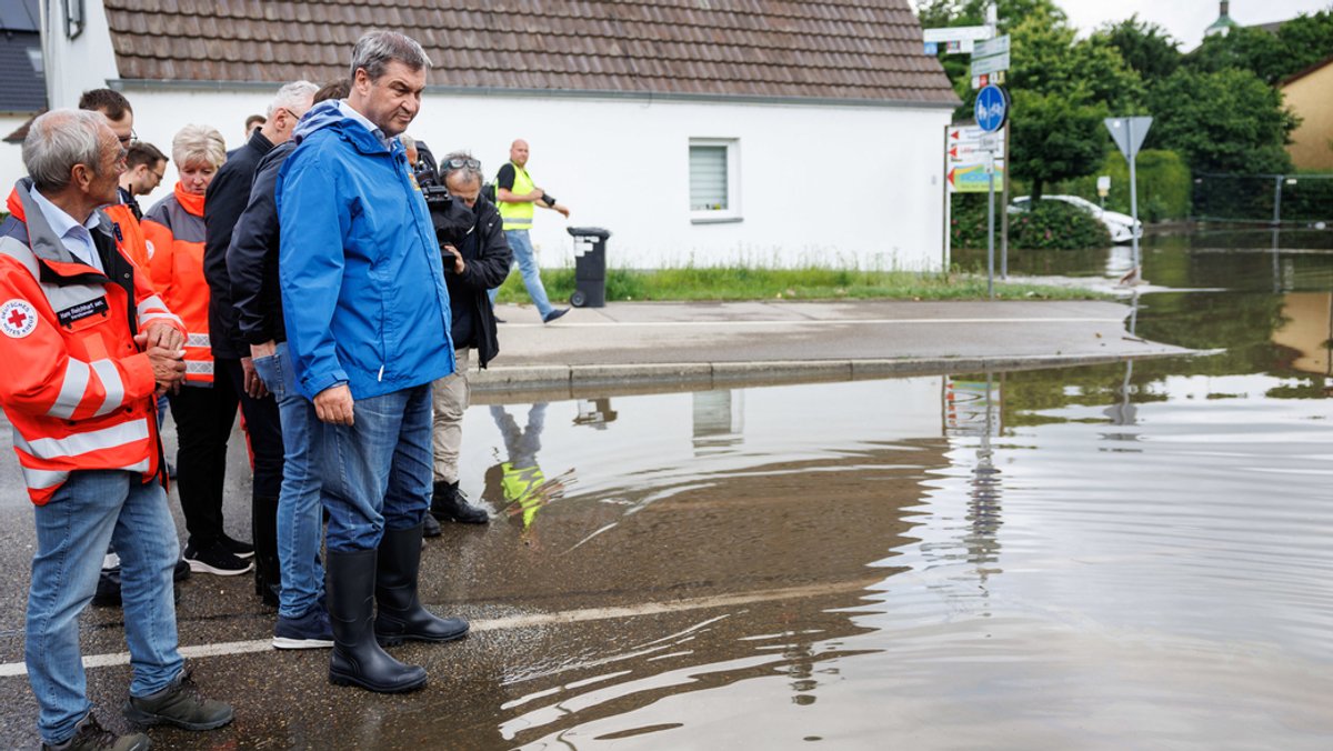 Markus Söder im Hochwassergebiet in Günzburg. 