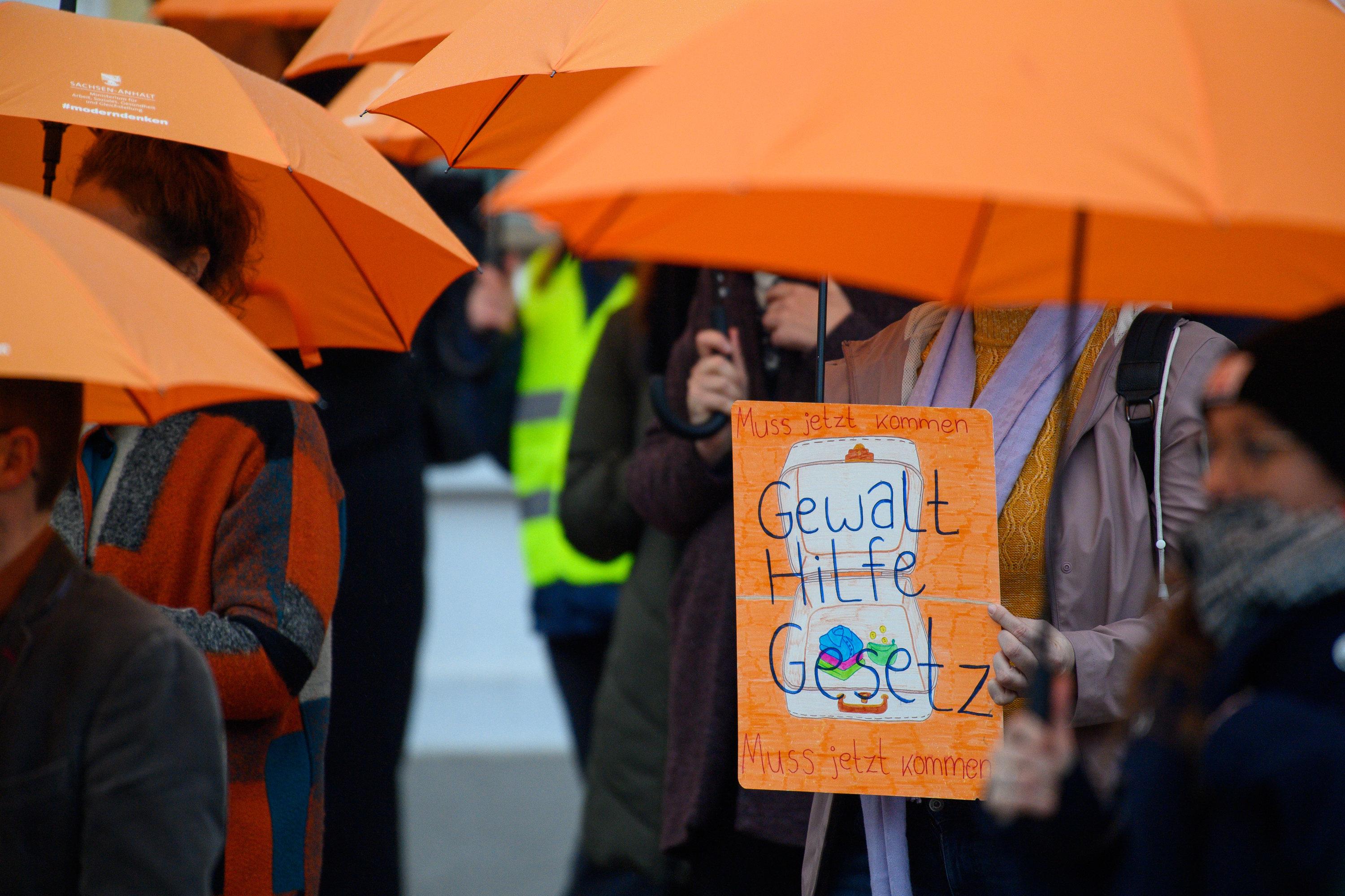 20.11.2024,  Magdeburg: "Gewalthilfegesetz muss kommen" steht auf einem Schild einer Teilnehmerin einer Aktion vom Landesfrauenrat Sachsen-Anhalt