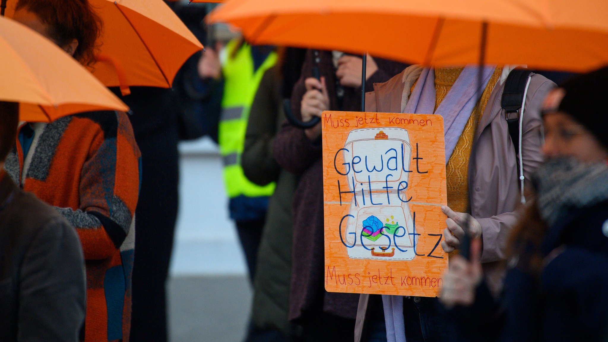 20.11.2024,  Magdeburg: "Gewalthilfegesetz muss kommen" steht auf einem Schild einer Teilnehmerin einer Aktion vom Landesfrauenrat Sachsen-Anhalt