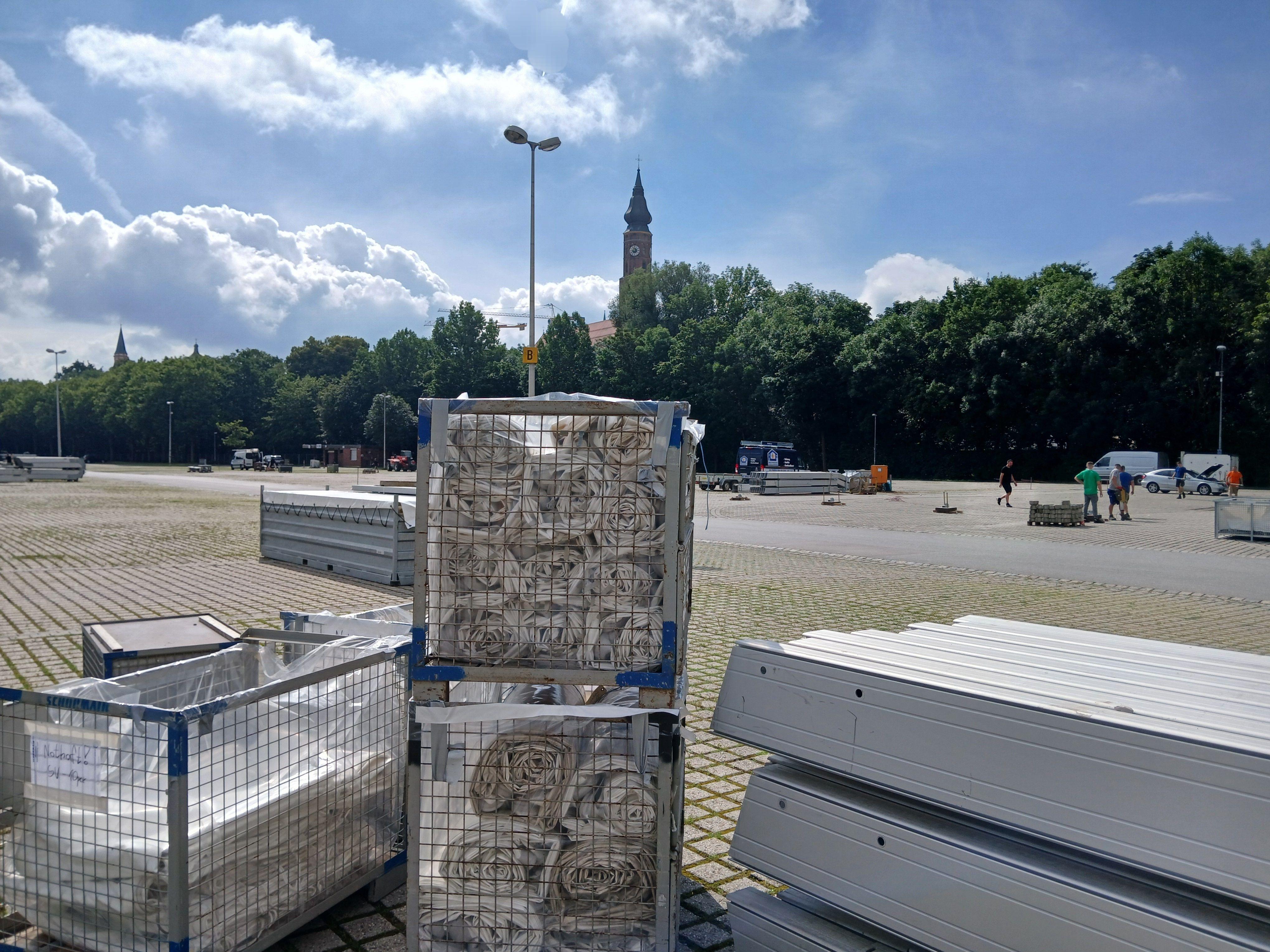 Das erste Material ist schon am Hagen in Straubing eingetroffen: Jetzt wird das Gäubodenvolksfest aufgebaut