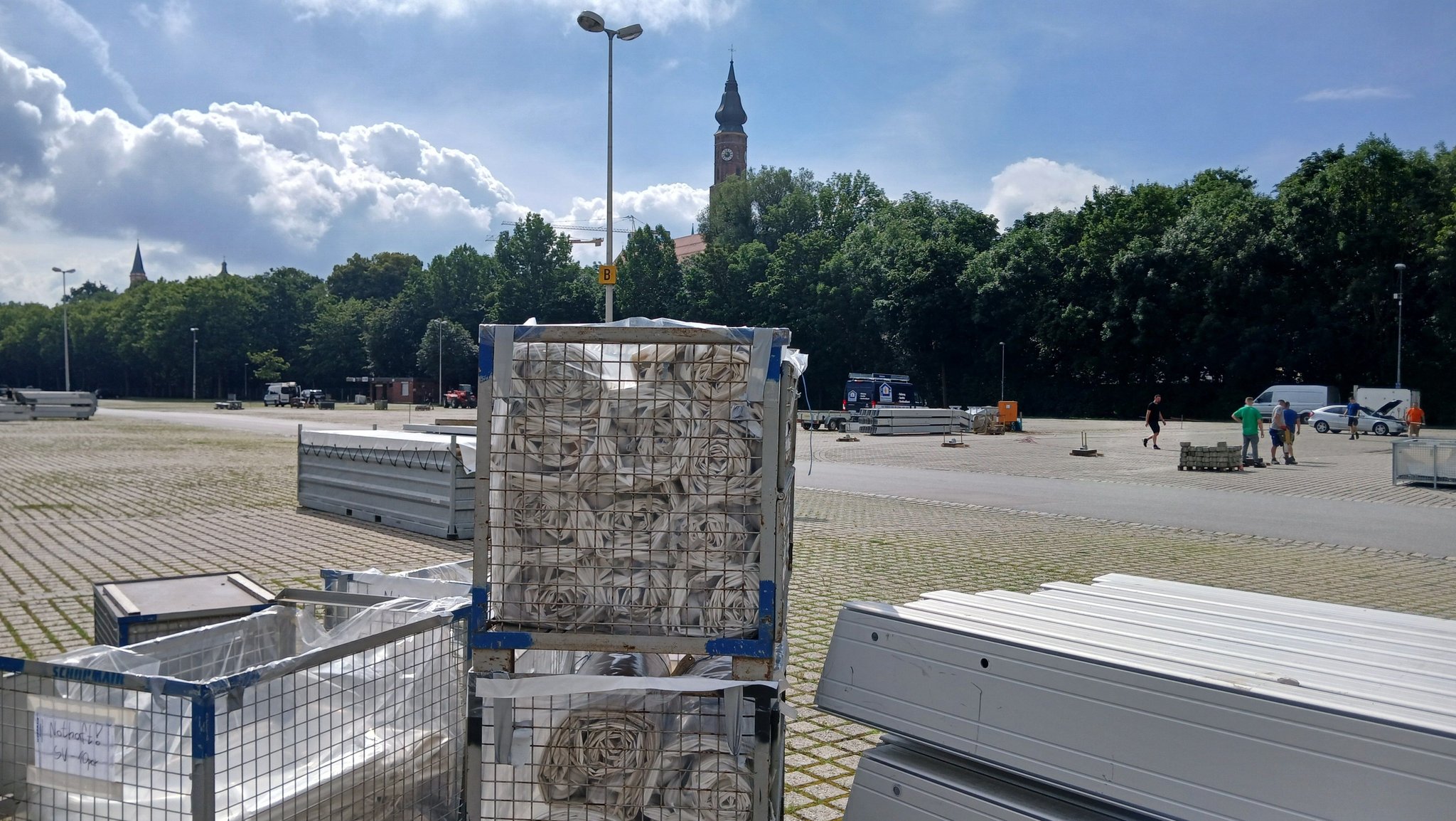 Das erste Material ist schon am Hagen in Straubing eingetroffen: Jetzt wird das Gäubodenvolksfest aufgebaut