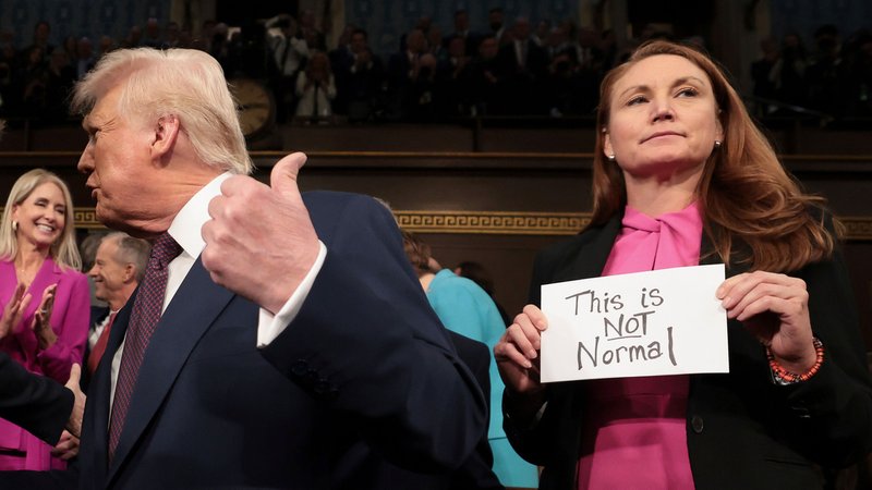 Gespaltenes Amerika: Donald Trump krempelt die Weltordnung um, demokratische Abgeordnete wie Melanie Stansbury protestieren mit Schildchen. | Bild: picture alliance / ASSOCIATED PRESS | Win McNamee Gespaltenes Amerika: Donald Trump krempelt die Weltordnung um, demokratische Abgeordnete wie Melanie Stansbury protestieren mit Schildchen.