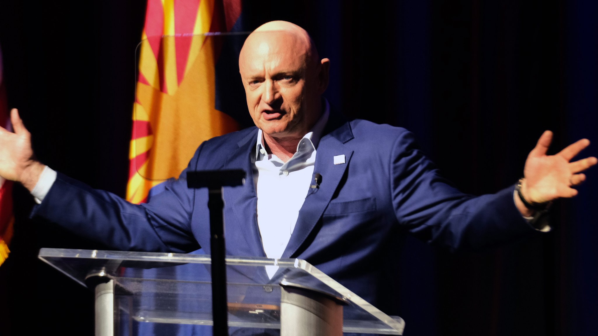 Bei den Kongress-Zwischenwahlen in den USA haben die Demokraten ihren Senatssitz in Arizona verteidigt. Mark Kelly, ein ehemaliger Astronaut, setzte sich gegen seinen republikanischen Herausforderer Blake Masters durch, wie die Fernsehsender CNN und CBS am Freitag (Ortszeit) berichteten. 