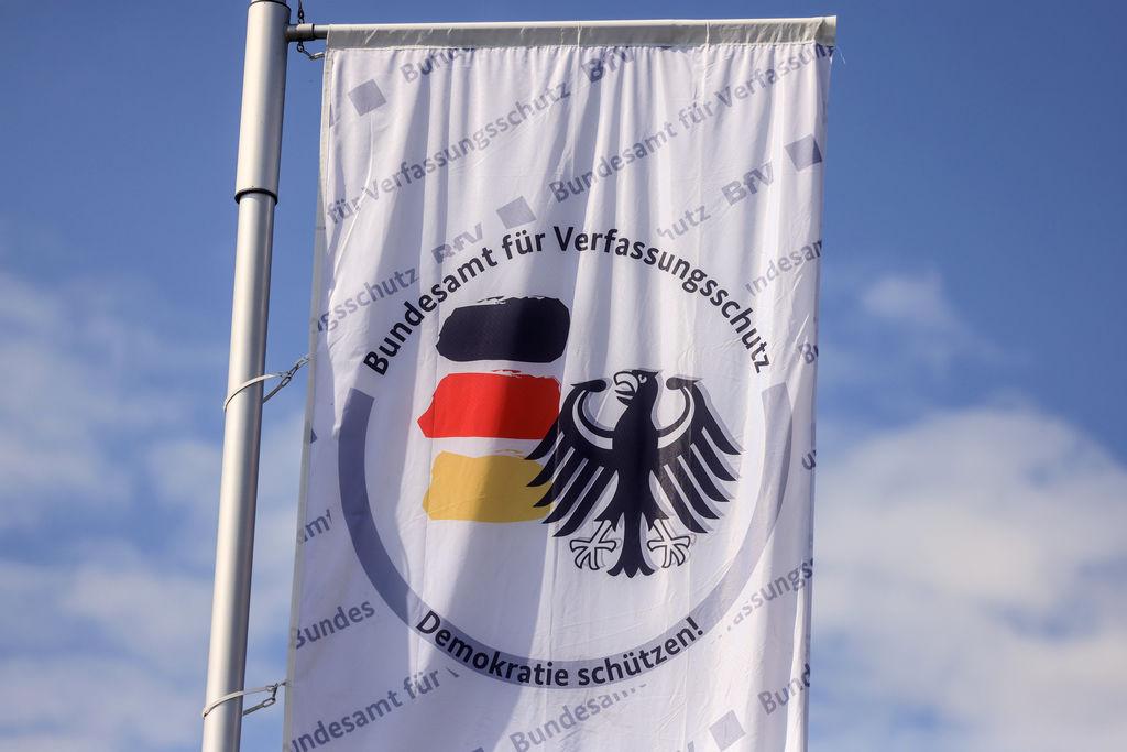 ARCHIV - 13.05.2024, Nordrhein-Westfalen, Köln: Eine Fahne weht vor dem Bundesamt für Verfassungsschutz (BfV). (zu dpa: «Verfassungsschutz: AfD ist gesichert rechtsextremistisch») Foto: Oliver Berg/dpa +++ dpa-Bildfunk +++
