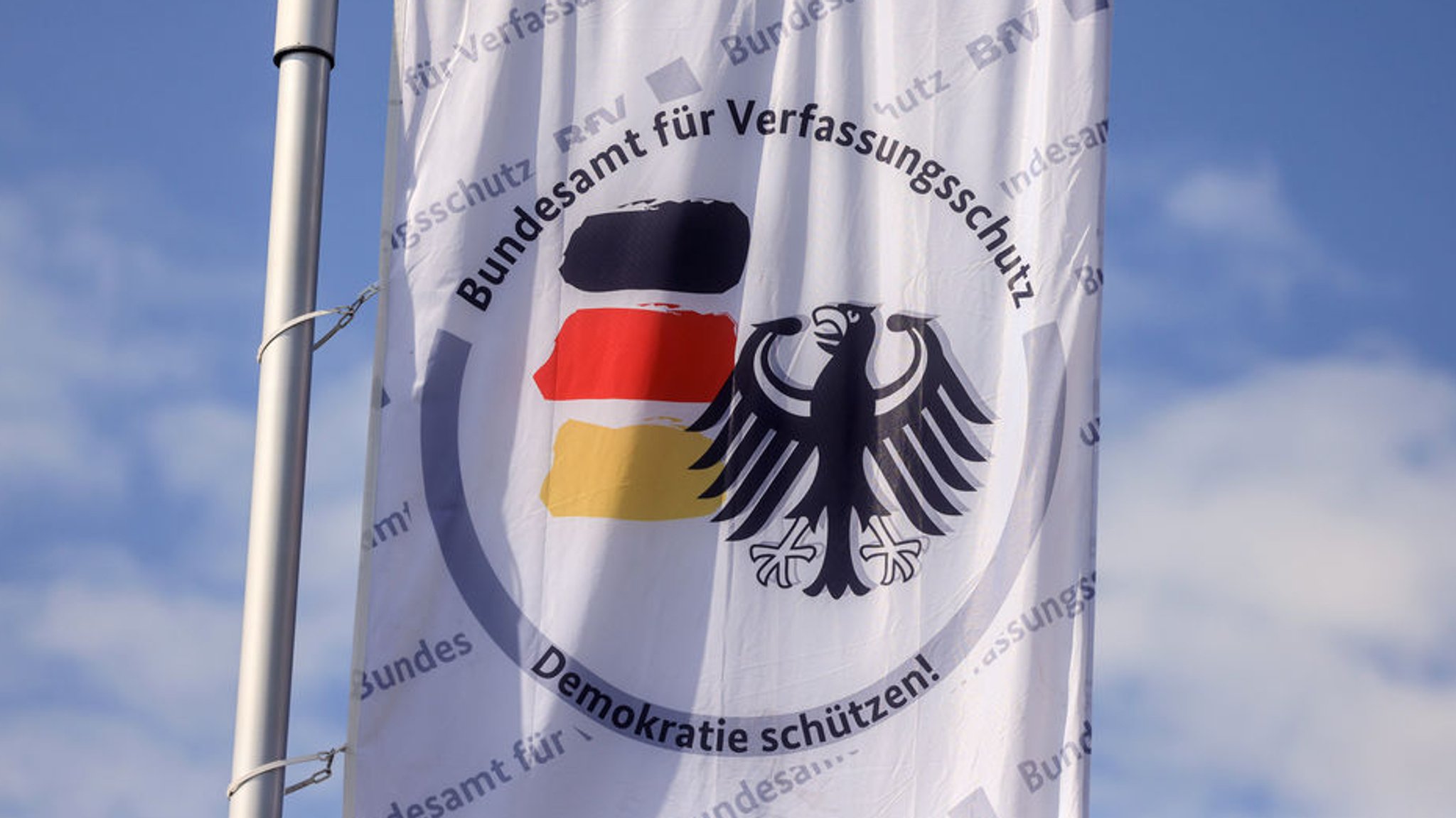 ARCHIV - 13.05.2024, Nordrhein-Westfalen, Köln: Eine Fahne weht vor dem Bundesamt für Verfassungsschutz (BfV). (zu dpa: «Verfassungsschutz: AfD ist gesichert rechtsextremistisch») Foto: Oliver Berg/dpa +++ dpa-Bildfunk +++