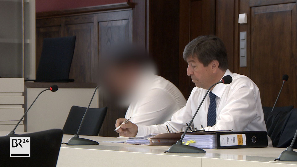 Der Jäger sitzt auf der Anklagebank im Landgericht Amberg