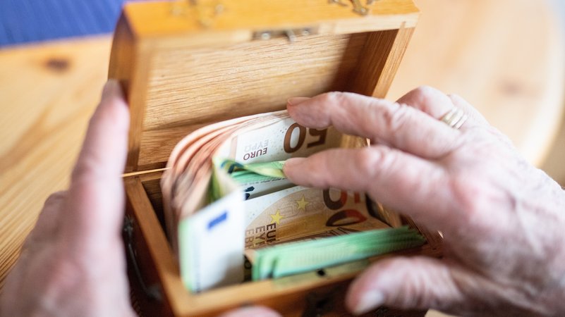 Älterer Mensch entnimmt Geldscheine aus Schatulle (Symbolbild) | Bild: pa/dpa/Matthias Balk Älterer Mensch entnimmt Geldscheine aus Schatulle (Symbolbild)