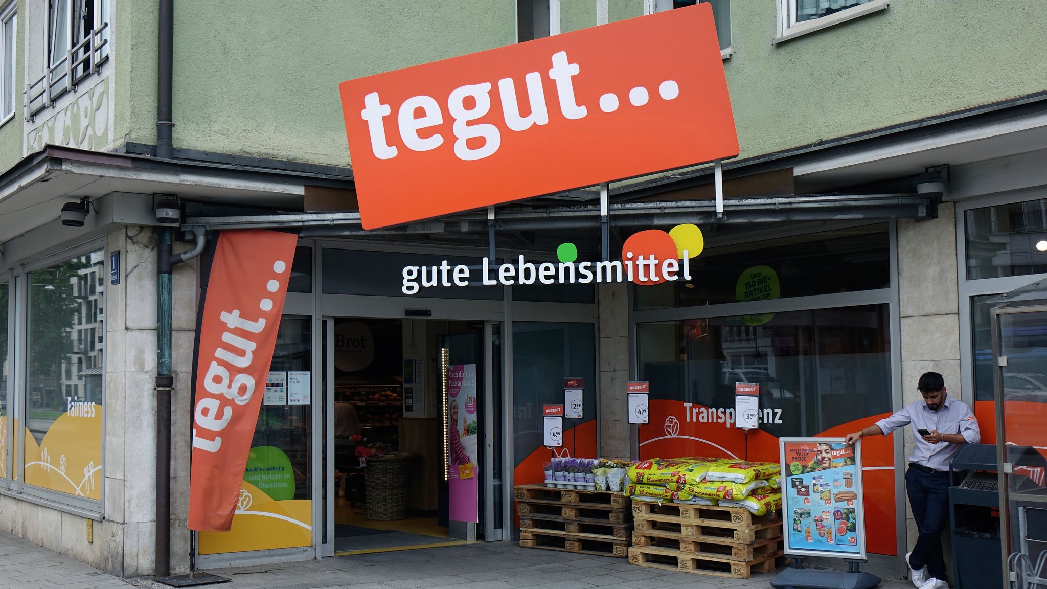 (Symbolbild) Eingang eines Tegut-Supermarkts in München. | Bild: picture alliance / ZB | Sascha Steinach (Symbolbild) Eingang eines Tegut-Supermarkts in München.