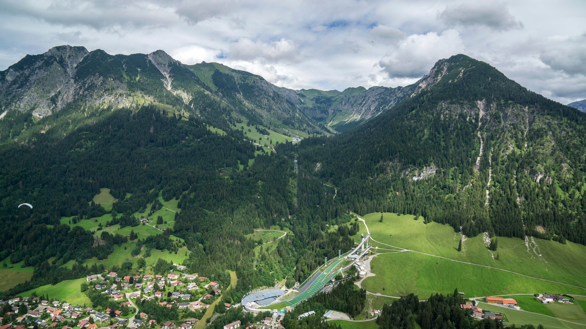 Ausblick auf Oberstdorf mit Skisprung Arena, hinten Rubihorn, Geisalphorn, Nebelhorn, Schattenberg.