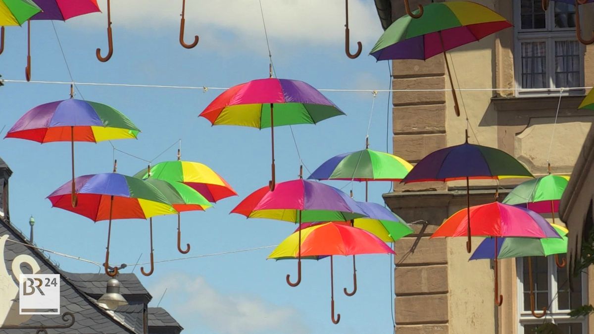 Bunte Regenschirme Hangen Uber Bambergs Strassen Br24