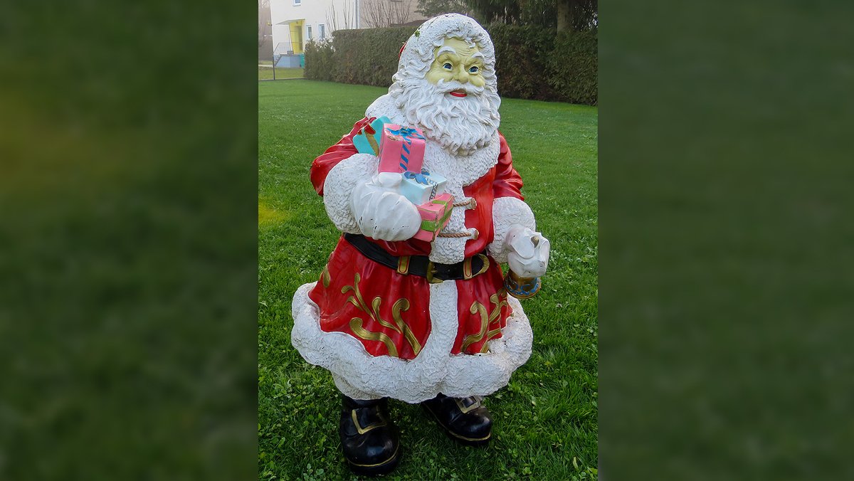 Ein 1,50 Meter großer Weihnachtsmann wurde in Emmering gefunden.