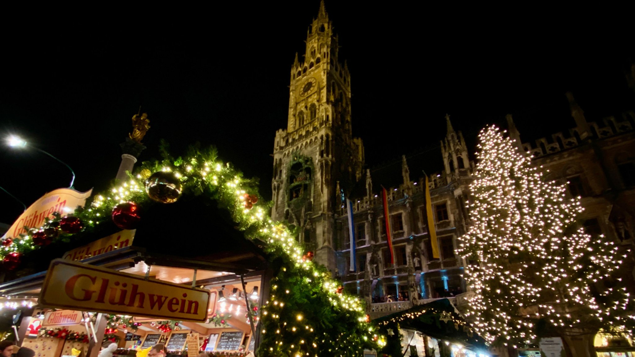 Beleuchteter Tannenbaum am Marienplatz in München