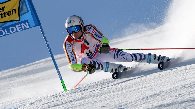 27.10.2024, Österreich, Sölden: Ski alpin, Weltcup, Riesenslalom, Herren, 1. Durchgang in Sölden: Der Deutsche Alexander Schmidt rast beim alpinen Skiweltcup-Riesenslalom der Herren in Sölden, Österreich, am Sonntag, 27. Oktober 2024, den Kurs hinunter. | Bild: dpa-Bildfunk/Marco Trovati 27.10.2024, Österreich, Sölden: Ski alpin, Weltcup, Riesenslalom, Herren, 1. Durchgang in Sölden: Der Deutsche Alexander Schmidt rast beim alpinen Skiweltcup-Riesenslalom der Herren in Sölden, Österreich, am Sonntag, 27. Oktober 2024, den Kurs hinunter.