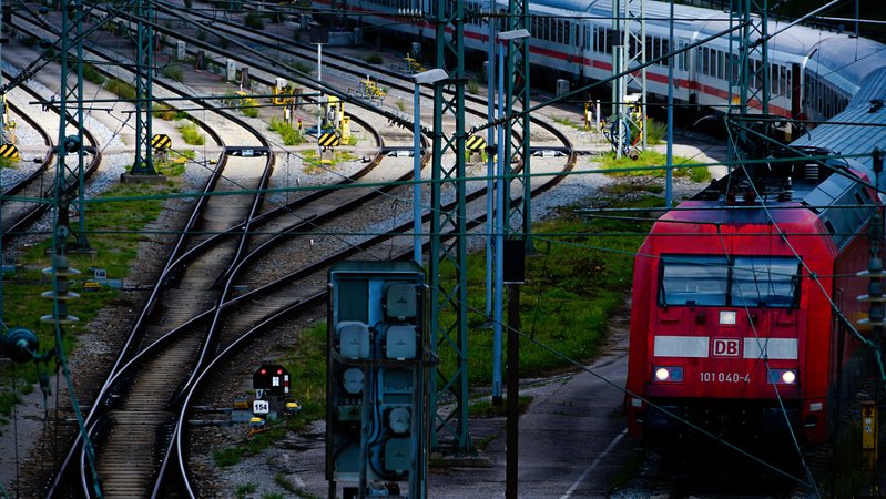 Symbolbild: Eurocity-Zug in München | Bild: picture alliance / NurPhoto | Michael Nguyen Symbolbild: Eurocity-Zug in München