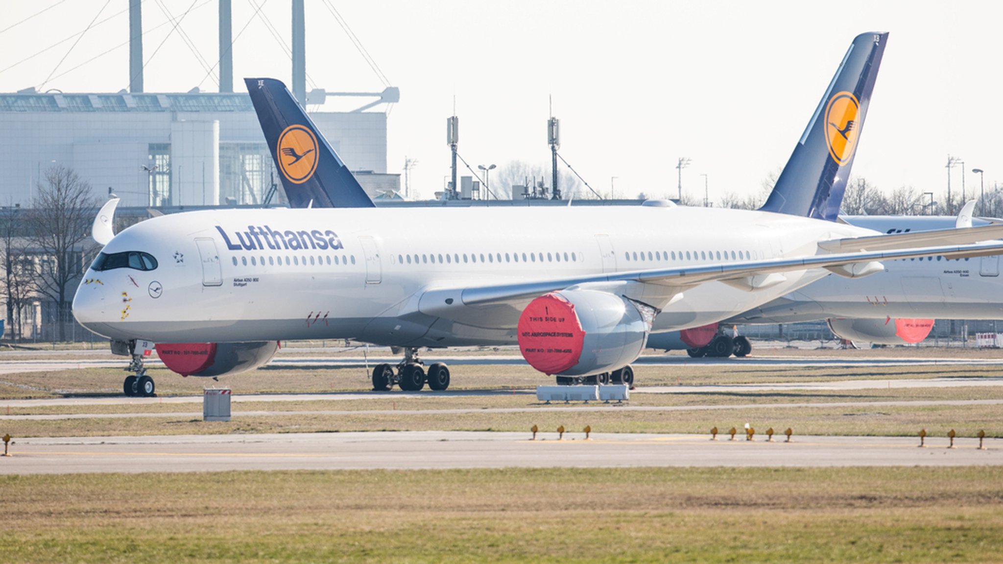 Eine geparkte Maschine der Lufthansa am Münchner Flughafen.