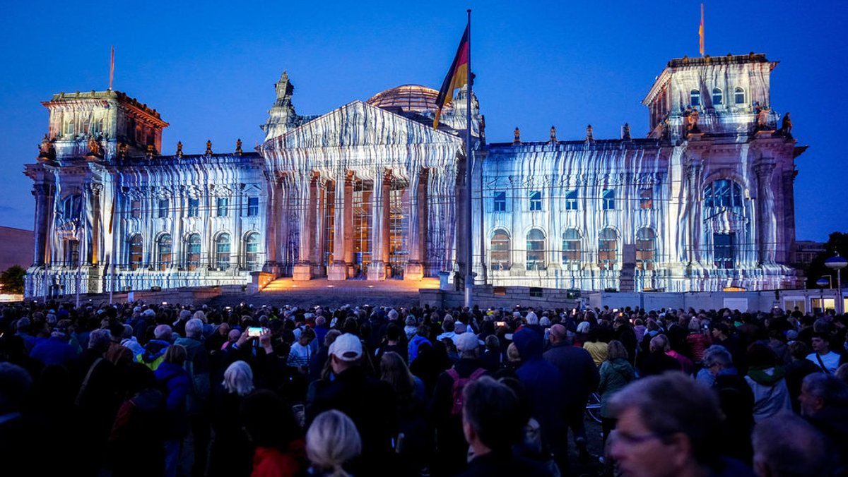 Zum Jubiläum: Reichstagsgebäude erneut "eingehüllt"