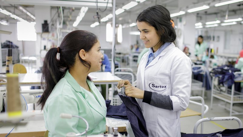 Zwei Frauen einer Textilfabrik.