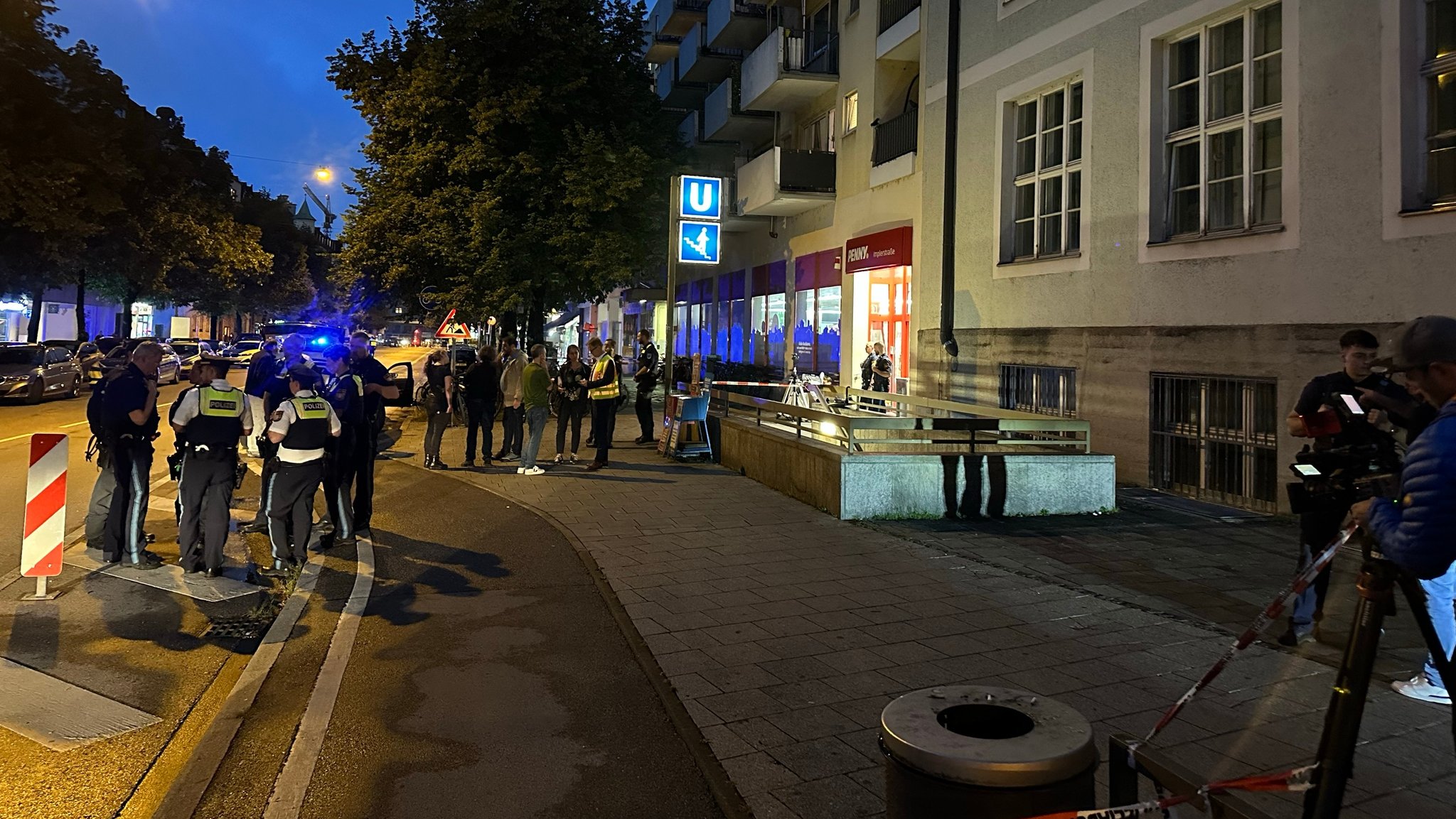 Polizisten vor dem Supermarkt an der Münchner Implerstraße