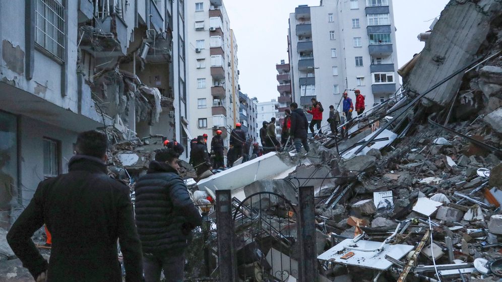 06.02.2023, Türkei, Adana: Menschen und Rettungsteams versuchen, eingeschlossene Bewohner in eingestürzten Gebäuden zu erreichen.  | Bild:dpa-Bildfunk/Uncredited