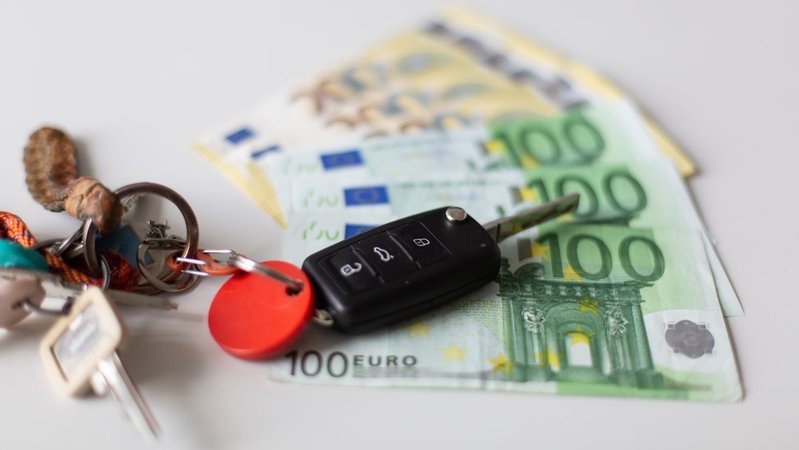 Autoschlüssel auf Banknoten | Bild: BR/Silvia Bentele Autoschlüssel auf Banknoten