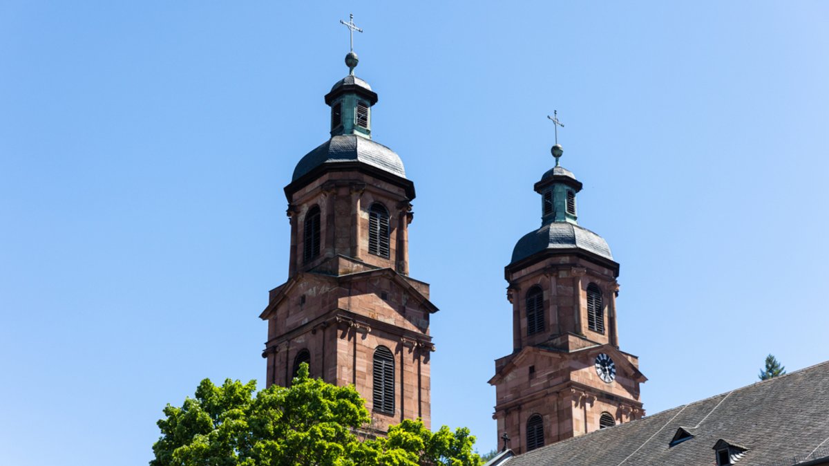 Die Kirchtürme von St. Jakobus in Miltenberg.