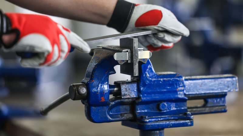 Ein Auszubildender zum Mechatroniker bearbeitet in einer Ausbildungswerkstatt an einem Schraubstock ein Werkstück. (Symbolbild) | Bild: dpa-Bildfunk/Oliver Berg Ein Auszubildender zum Mechatroniker bearbeitet in einer Ausbildungswerkstatt an einem Schraubstock ein Werkstück. (Symbolbild)