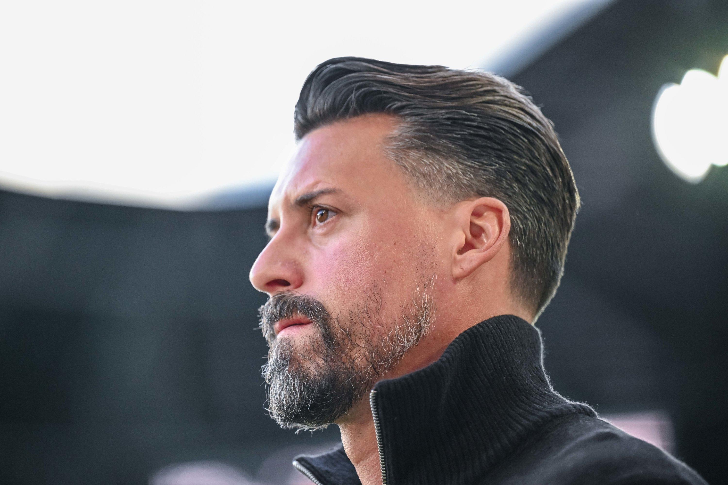 25.10.2025, Bayern, Augsburg: Fußball, Bundesliga, FC Augsburg - RB Leipzig, 8. Spieltag, WWK-Arena. Trainer Sandro Wagner (FC Augsburg) steht vor dem Spiel im Stadion. 