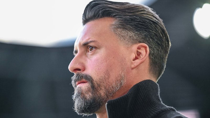 25.10.2025, Bayern, Augsburg: Fußball, Bundesliga, FC Augsburg - RB Leipzig, 8. Spieltag, WWK-Arena. Trainer Sandro Wagner (FC Augsburg) steht vor dem Spiel im Stadion. | Bild: dpa-Bildfunk/Harry Langer 25.10.2025, Bayern, Augsburg: Fußball, Bundesliga, FC Augsburg - RB Leipzig, 8. Spieltag, WWK-Arena. Trainer Sandro Wagner (FC Augsburg) steht vor dem Spiel im Stadion.