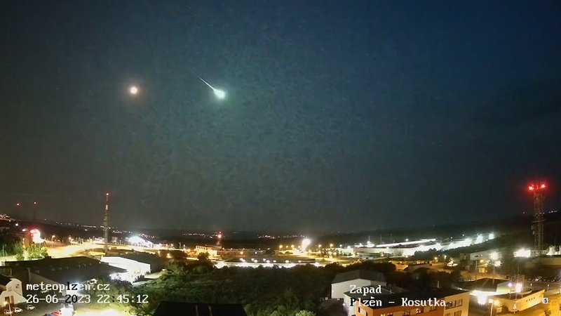 Ein Meteorit leuchtet am Nachthimmel über Pilsen