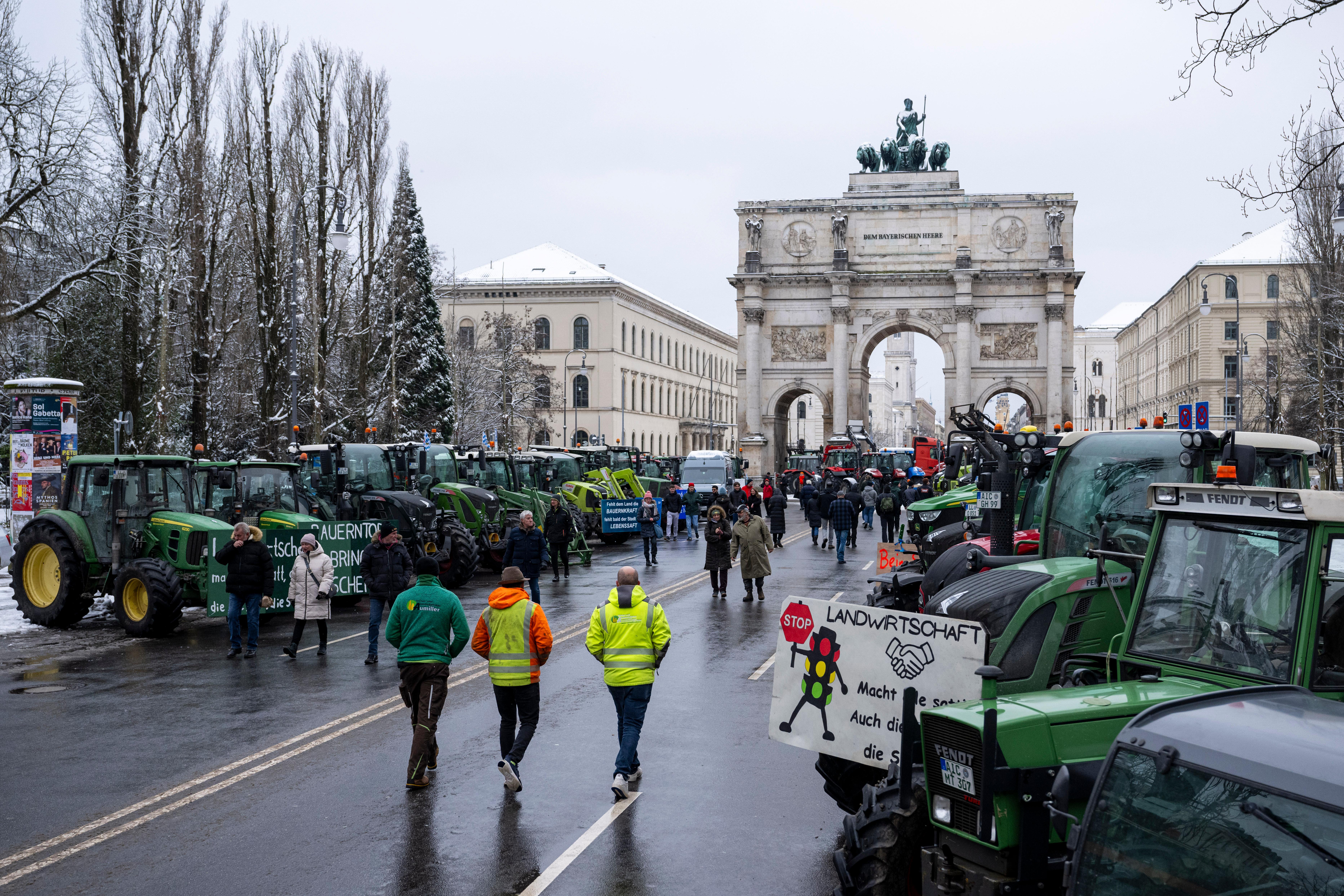 08.01.24: Traktoren stehen während einer Demonstration von Landwirten in der Münchner Innenstadt.